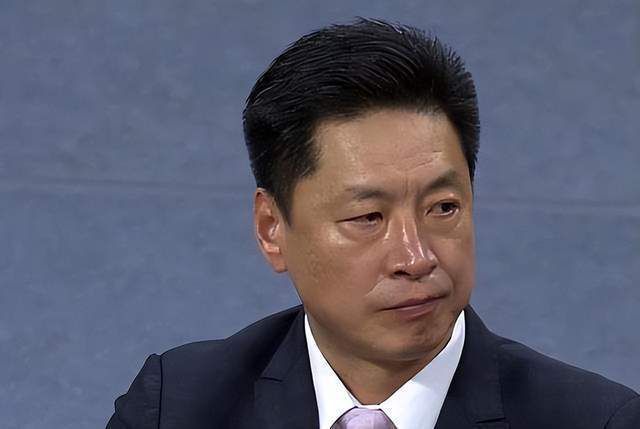 克洛伊不敢耽搁，坚持着爬起来，跌跌撞撞的去了卫生间。
